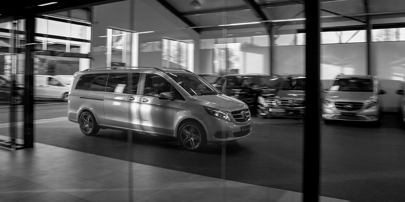 auto in een showroom